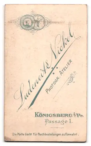 Fotografie Ludeneit & Nickel, Königsberg i. Pr., Passage 1, Portrait Dame im gestreiften Kleid mit Locken