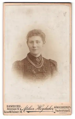 Fotografie Heydecker, Hamburg, Steinstr. 147, Portrait Dame im Biedermeierkleid mit Perlenkette