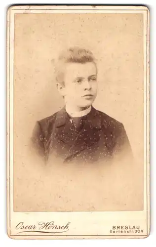 Fotografie Oscar Hönsch, Breslau, Gartenstr. 30, Portrait junger Knabe im Anzug mit blonden Haaren