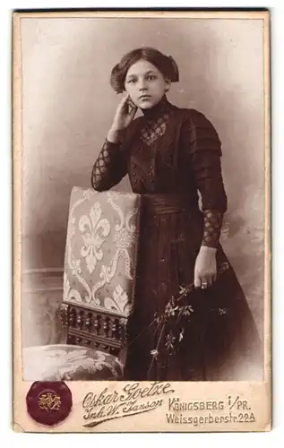 Fotografie Oskar Goetze, Königsberg i. Pr., Weissgerberstr. 22a, Portrait junge Frau im schwarzen Kleid mit Locken