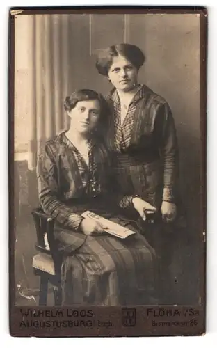 Fotografie Wilhelm Loos, Flöha i. Sa., Bismarckstr. 26, Portrait zwei Damen in gestreiften Kleidern
