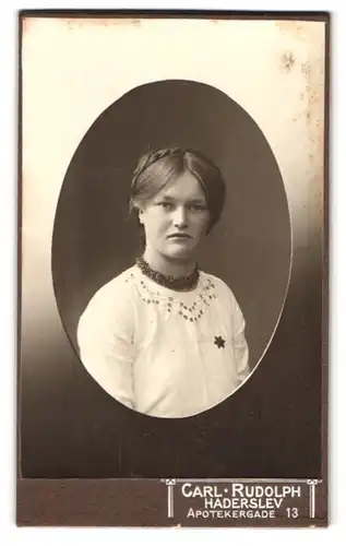 Fotografie Carl Rudolph, Haderlev, Apotekegade 13, Portrait junge Frau in weisser Bluse mit aufgestickter Blume