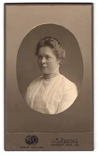 Fotografie A. Juul, Flesburg, Grosse Str. 35, Portrait Dame in weisser Bluse mit zurückgebundene Haaren