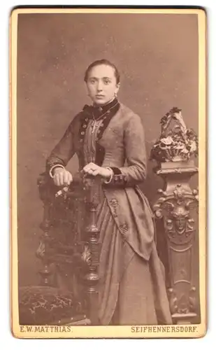 Fotografie E. W. Matthais, Seifhennersdorf, Portrait junge Frau im Biedermeierkleid mit Halskette