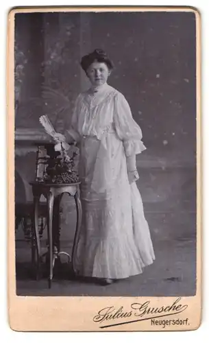 Fotografie Julius Grusche, Neugersdorf i. Sa., Portrait Dame im weissen Kleid mit Fächer in der Hand