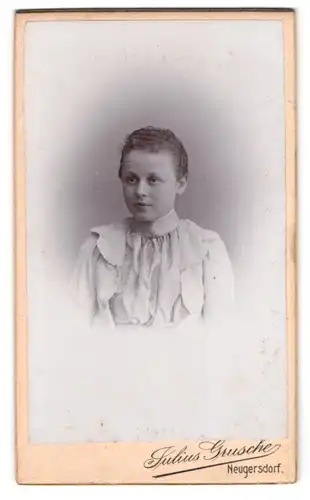 Fotografie Julius Grusche, Neugersdorf i. Sa., Portrait Mädchen im wei0en Kleid mit Locken