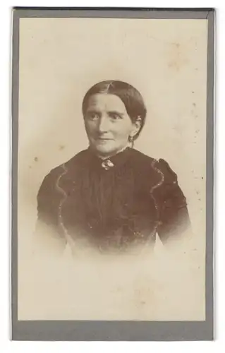 Fotografie Fotograf und Ort unbekannt, Portrait ältere Dame im Biedermeierkleid mit Brosche