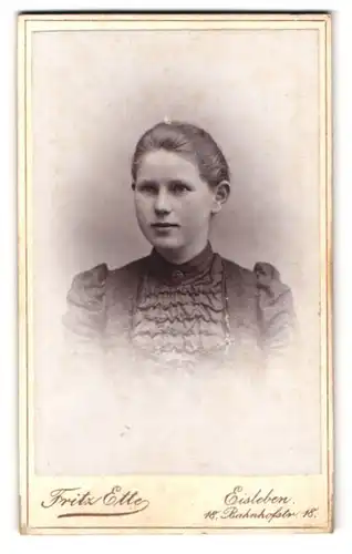 Fotografie Fritz Elte, Eisleben, Bahnhofstr. 18, Portrait Mädchen im Biedermeierkleid mit Brosche