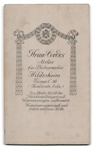 Fotografie Heinrich Cordes, Hildesheim, Zingel 36, Portrait junger Mann im Anzug mit weisser Weste