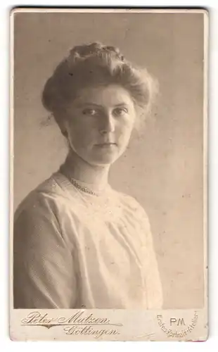 Fotografie Peter Matzen, Göttingen, Portrait junge Frau in weisser Bluse mit Halskette