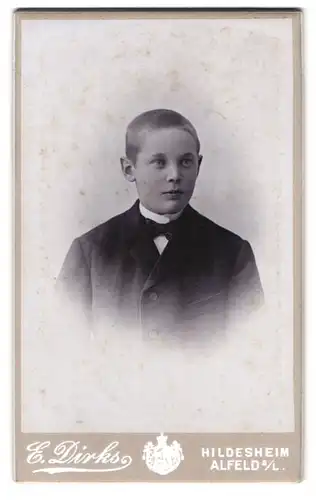 Fotografie E. Dirks, Hildesheim, Zingel 29, Portrait junger Knabe im Anzug mit Bürstenhaarschnitt