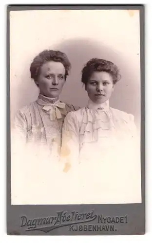 Fotografie Dagmar Atelieret, Kjobenhavn, Nygade 1, Portrait Mutter und Tochter in Kleidern mit Locken