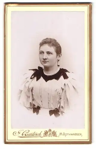 Fotografie J. Bartosch, Mähr. Rothwasser, Portrait Dame im hellen Kleid mit Schleifen, Locken