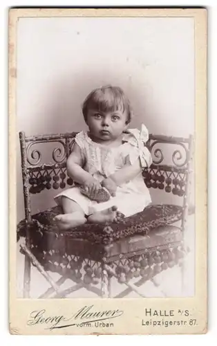 Fotografie Georg Maurer, Halle a. S., Leipzigerstr. 87, Portrait Mädchen im weissen Kleid sitzt im Stuhl