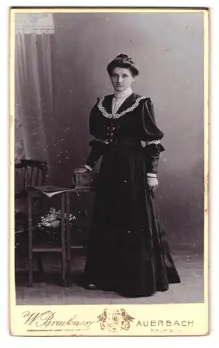 Fotografie W. Bruckner, Auerbach, Neumarkt, Portrait Dame im schwarzen Kleid mit Hochsteckfrisur
