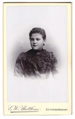 Fotografie E. W. Matthias, Seifhennersdorf, Portrait junge Frau im Biedermeierkleid mit Locken