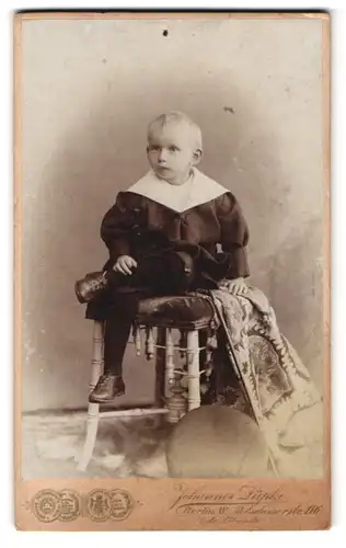 Fotografie Johannes Lüpke, Berlin, Potsdamerstr. 116, Portrait kleiner blonder Junge im Anzug auf einem Hocker
