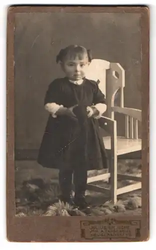 Fotografie Julius Grusche, Neugersdorf i. S., Portrait Mädchen im schwarzen Kleid mit Haarschleifen