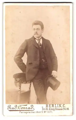 Fotografie Rud. Conrad, Berlin, König-Str. 34-36, Portrait Herr im Anzug mit Schlips und Zylinder