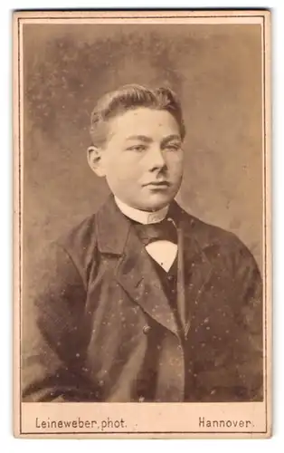 Fotografie Leineweber, Hannover, Georgstr. 11, Portrait junger Knabe im Anzug mit Fliege