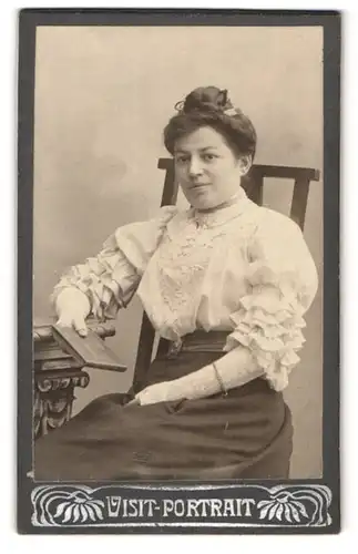 Fotografie Fotograf und Ort unbekannt, Portrait Dame in weisser Bluse mit Hochsteckfrisur