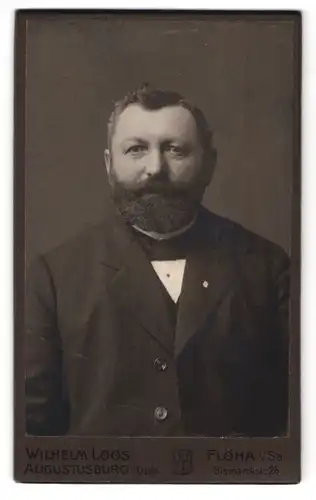Fotografie Wilhelm Loos, Flöha i. Sa., Bismarckstr. 26, Portrait feiner Herr im Anzug mit Vollbart