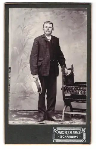 Fotografie Max Reichenbach, Schärding, Bahnhofstr. 183, Portrait Herr im karierten Anzug mit Sommerhut