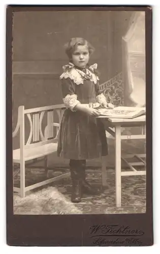 Fotografie W. Fichtner, Schandau a. Elbe, Portrait Mädchen im Samtkleid mit Schleifen und Locken