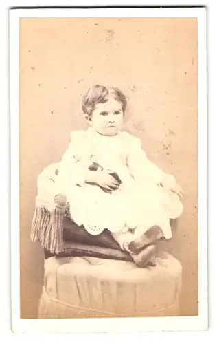 Fotografie M. Alophe, Paris, Boulevard des Capucines 35, Portrait Mädchen im weissen Kleid mit Puppe in der Hand