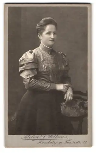 Fotografie D. Wetterne, Hamburg, gr. Theaterstr. 22, Portrait Frau Agnete Stoll im Kleid mit Brosche