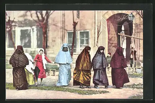 AK Dames turques, Verschleierte Türkinnen vor einem Gebäude
