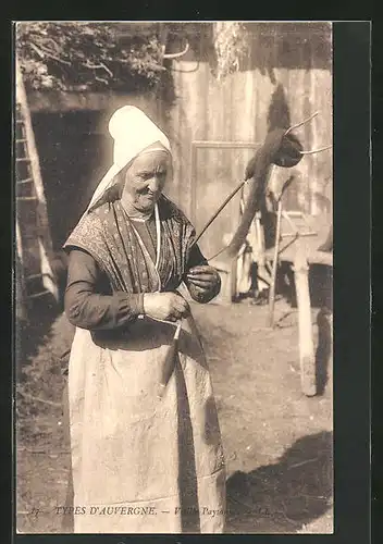 AK Auvergne, Vieille Paysanne, Dame in Tracht