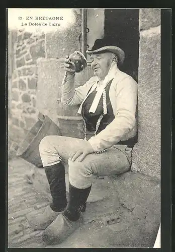 AK Bretagne, La Bolée de Cidre, Mann in Tracht