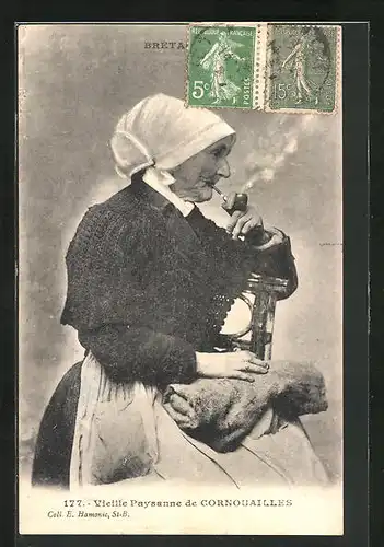 AK Cornouailles, Vieille Paysanne, Betagte Dame mit Pfeife in Tracht