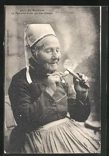 AK Bretagne, Alte Frau in Tracht mit Pfeife
