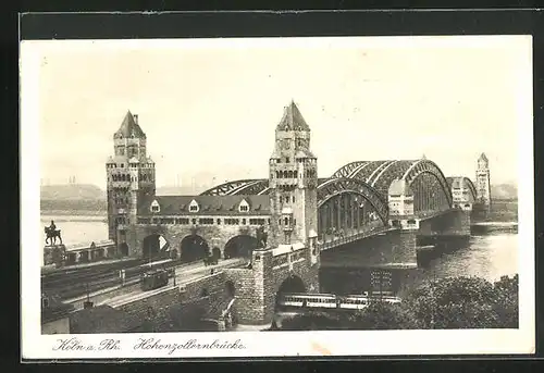 AK Köln, Hohenzollernbrücke mit Passanten und Strassenbahnen