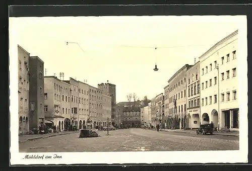 AK Mühldorf am Inn, Strassenpartie mit Geschäften und Brunnen