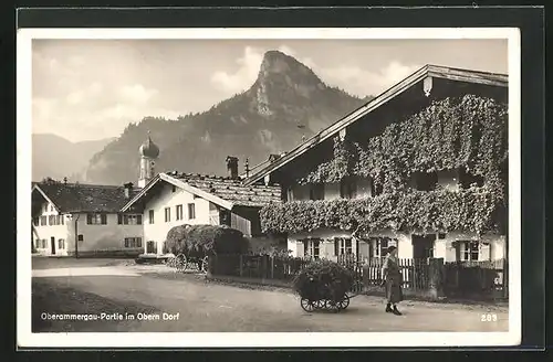 AK Oberammergau, Partie im Obern Dorf und Frau mit Karren