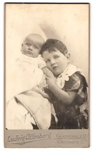 Fotografie Ludvig Offenberg, Kjobenhavn F., Falkoneralle 57, Grosse Schwester kuschelt ihre kleine Schwester
