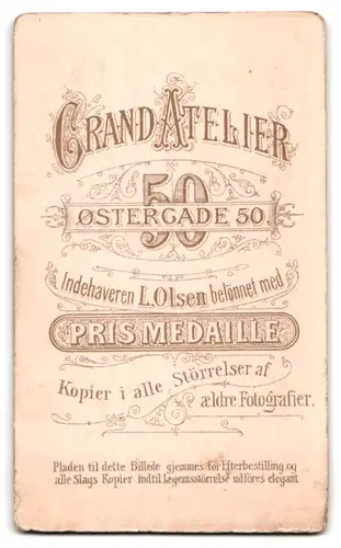 Fotografie Grand Atelier, Kjobenhavn, Ostergade 50, Junge Frau mit kurzen Haaren und Scheitel in Rüschenkleid