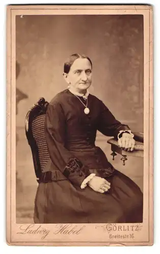 Fotografie Ludwig Habel, Görlitz, Breitestr. 16, Alte Dame mit langer Nase in schwarzem Kleid