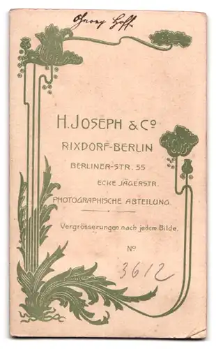 Fotografie H. Joseph & Co., Rixdorf, Berlinerstr. 55, Süsses Baby mit lustigem Hut und Ball