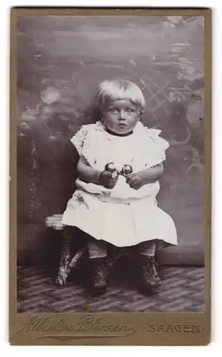 Fotografie Albertine Petersen, Skagen, Niedliches Mädchen mit weissblondem Haar in weissem Kleid