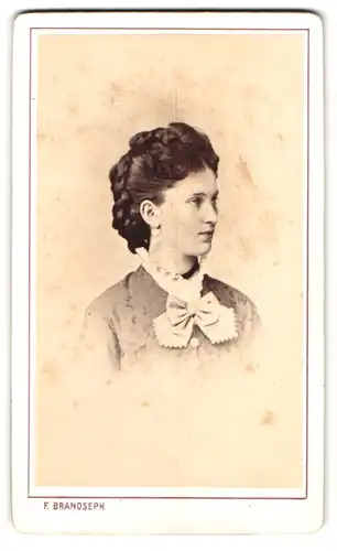 Fotografie F. Brandseph, Stuttgart, Marienstrasse 36, Seitenprofil einer jungen Dame mit aufwendiger Frisur