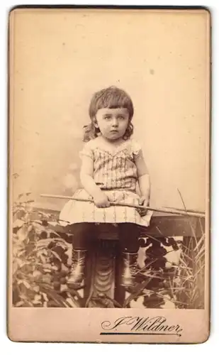 Fotografie J. Wildner, Brünn, Krapfengasse 31, Schüchternes kleines Mädchen in Kleid mit Stock