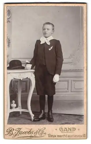 Fotografie B. Jacobs & Co., Gand, Vieux marche aux veaux 19, Junge in steifer Haltung mit Anzug und Melone