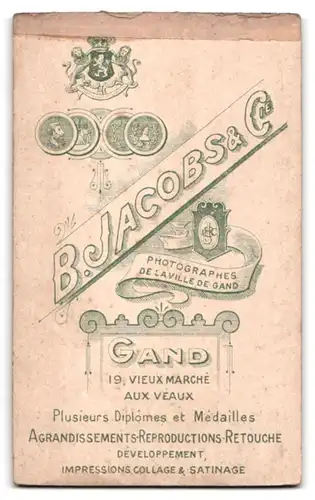 Fotografie B. Jacobs & Co., Gand, Vieux marche aux veaux 19, Junge in steifer Haltung mit Anzug und Melone