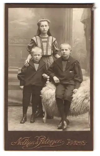 Fotografie Nolken & Petersen, Aarhus, Grosse Schwester mit ihrem beiden kleineren Brüdern