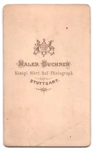 Fotografie Maler Buchner, Stuttgart, Junger Mann mit zurückgekämmten Haaren in Anzug