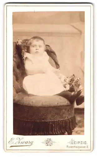 Fotografie E. Twarg, Leipzig, Rosenthalgasse 5, Portrait Kind im weissen Kleid mit Lackschuhen